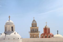 Campanarios de iglesias clásicas de la isla de Santorini Fotos de archivo libres de regalías