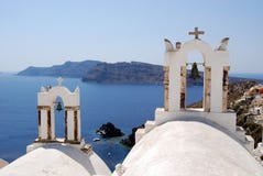 Campanarios de una iglesia en la isla de Oia Santorini Imagen de archivo libre de regalías