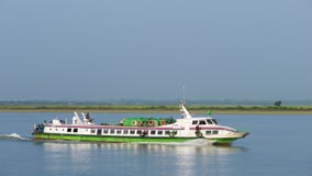 http://thumbs.dreamstime.com/t/express-boat-kaladan-river-myanmar-sittwe-rakhine-state-october-travelling-its-way-sittwe-to-towns-further-upstream-55195276.jpg