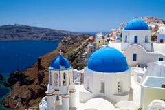 Iglesias azules de la aldea de Oia en Santorini Foto de archivo libre de regalías