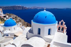 Iglesias azules de la aldea de Oia en Santorini Foto de archivo