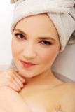 Las mujeres que se relajaban en bañera? se vistieron en una albornoz azul, más fotos con este modelo en <a href='http://www Fotografía de archivo libre de regalías Las mujeres que se relajaban en bañera? se vistieron en una albornoz azul, más fotos con este modelo en <a href='http://www Fotografía de archivo libre de regalías