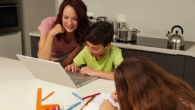 mutter sohn tochter kuche haushalt mutter sohn tochter kuche haushalt