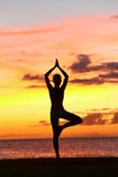 yogavrouw-de-opleiding-zonsondergang-boo