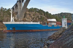 Корабль контейнера под мостом svinesund Корабль контейнера под мостом svinesund