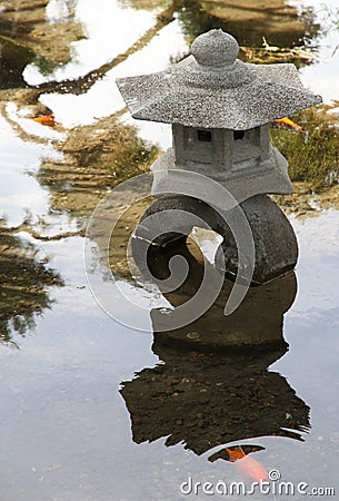 传统石灯在湖啤酒日语潘虎雪花庭院v传统图片