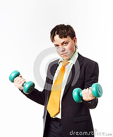 十几岁的男孩在做体育锻炼的办公室衣服穿戴了