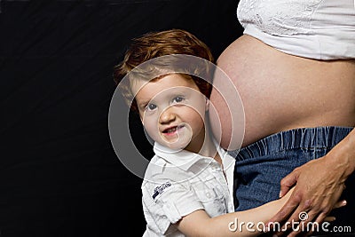 听怀孕的腹部的新男孩 免版税库存图片 - 图片