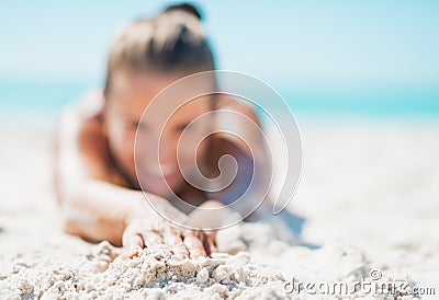 在愉快的少妇的特写镜头放置在沙滩的泳装的 