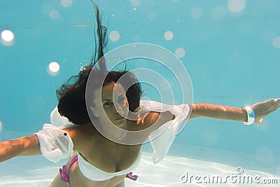 在游泳池的妇女undewater图片