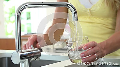 妇女洗涤的手慢动作序列在厨房水槽的 影视素