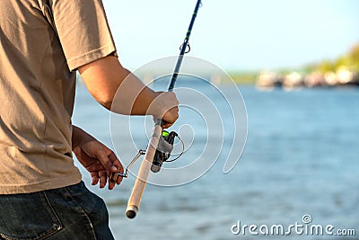 现代干净的钓鱼竿在手上 库存照片 - 图片: 476