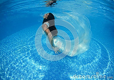 美好的妇女女孩白色礼服水下的潜水游泳蓝色晴