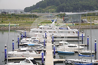金浦市,韩国- 2014年7月5日:ara小游艇船坞在gyeongin乘快艇船坞 编辑图片