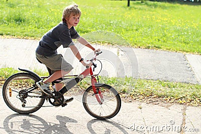 自行车男孩骑马 Stock Photos – 1,261 自行车