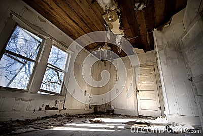 Abandoned Old House - Home Improvement Needed