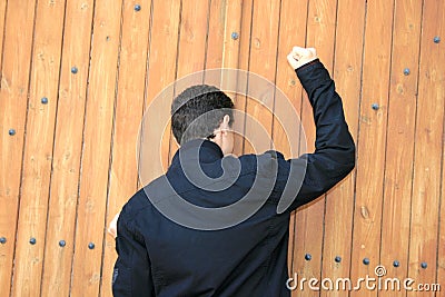 Adolescente Batendo A Porta Foto de Stock - Imagem: 5873650