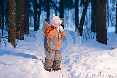 adorable-baby-cry-snow-road-forest-18333983.jpg
