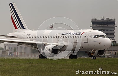Air France Airbus A319-111 aircraft landing on the runway