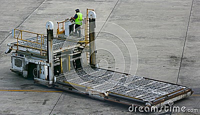 Airport baggage lifting truck