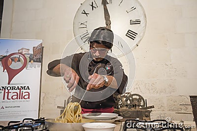 Almo bibolotti show cooking with spaghetti