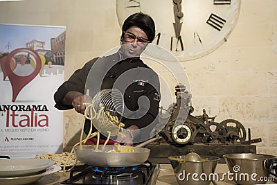 Almo bibolotti show cooking with spaghetti