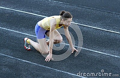 Athletic teenage girl in start