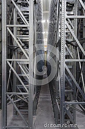 Automatic shelves system in a logistic warehouse