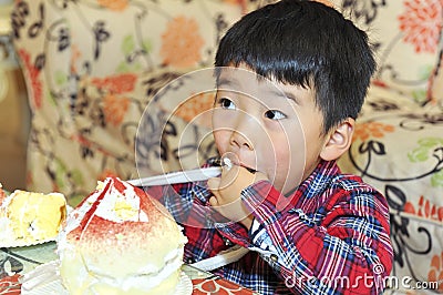 Baby boy to eat cream cake
