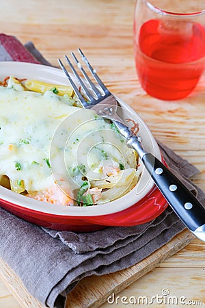 Baked pasta with spinach and salmon