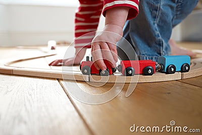 bambino-che-gioca-con-il-treno-di-legno-del-giocattolo-14270022.jpg