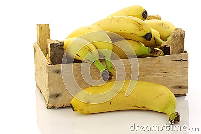 banane-fresche-una-cassa-di-legno-20036264.jpg