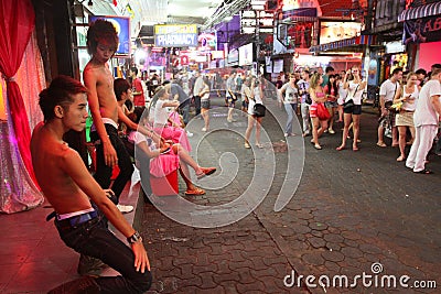 Bar homosexuel sur la rue de marche à Pattaya Photographie éditorial
