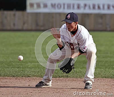 Baseball canada cup catch grounder