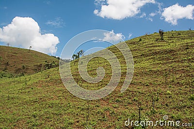 paysage d'Ã©tÃ© avec l'herbe de deux montagnes, vue diffÃ©rente de ...