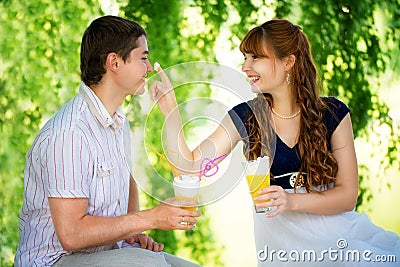 http://thumbs.dreamstime.com/x/beautiful-young-couple-having-fun-picnic-countryside-happy-family-outdoor-smiling-man-woman-relaxing-park-relationships-42040016.jpg