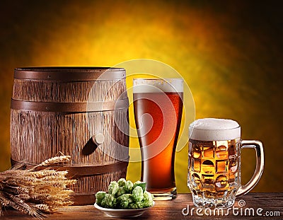 Beer glasses with a wooden barrel.