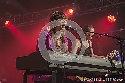 Beth Hart plays keyboards and sings (in the background PJ Barth)