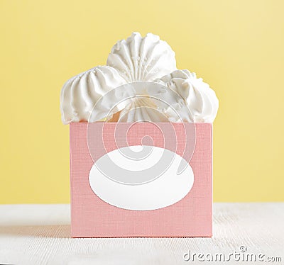 White marshmallow dessert in pink box