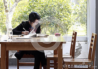 Black-haired woman studying in the library