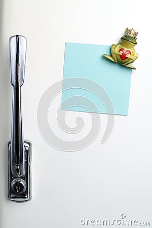 Blank note on fifties fridge-door, close-up of frog with crown h