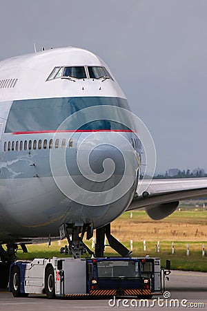 Boeing 747 beeing towed