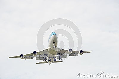 Boeing 747 landing