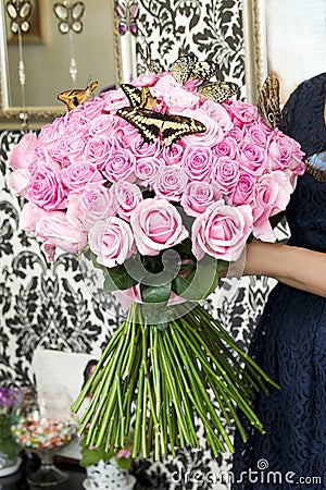 Bouquet of pink roses with live butterflies