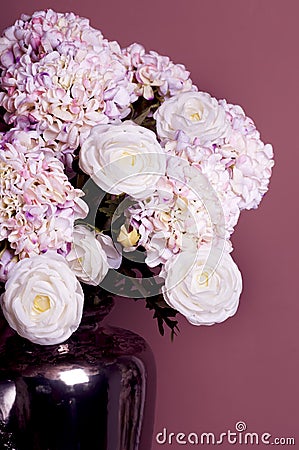 Bouquet of roses and hydrangea in a vase