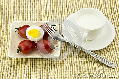 Breakfast milk, egg and tomato, the color is very beautiful, the taste is very delicious