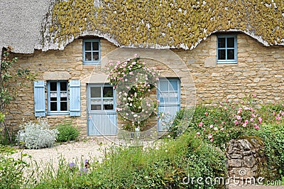 Bretagne, old thatched cottage in Saint Lyphard