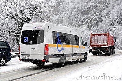 Bus for wheelchair driving in a snowstorm