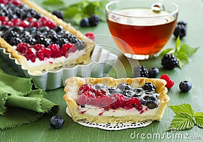 Cake with summer berries.