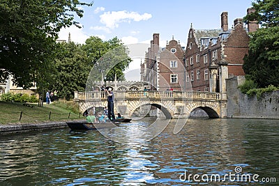 CAMBRIDGE, UK - AUGUST 18: Turist punter in River Cam with tree